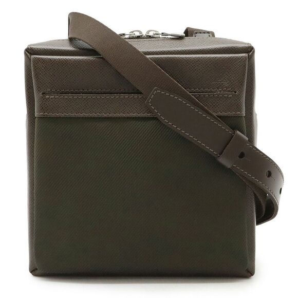 Louis Vuitton Taiga Sayan Shoulder Bag
